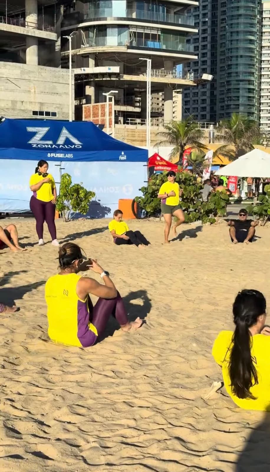 Treino de abdominal na areia