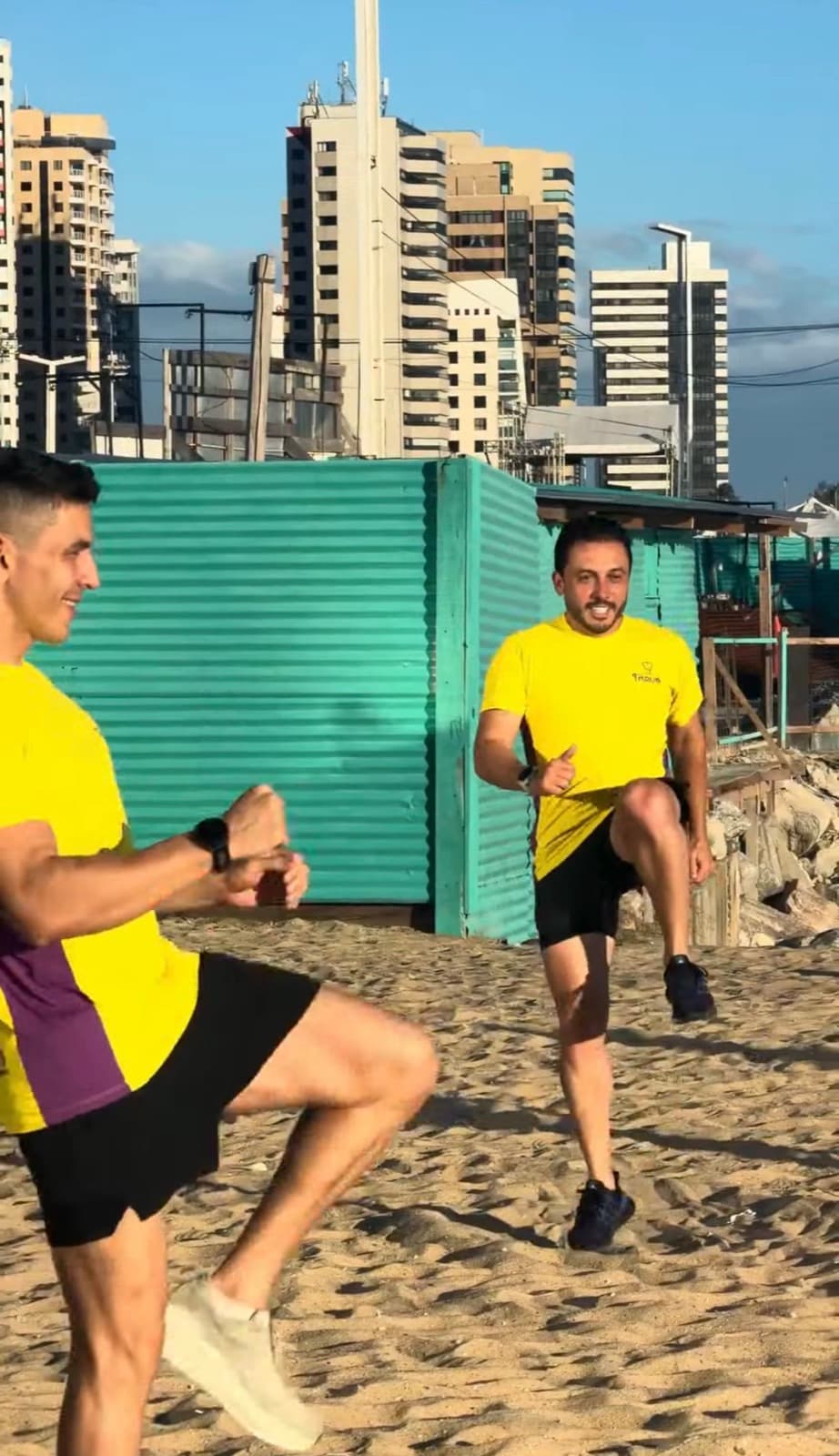 Dois colaboradores fazendo skipping na praia