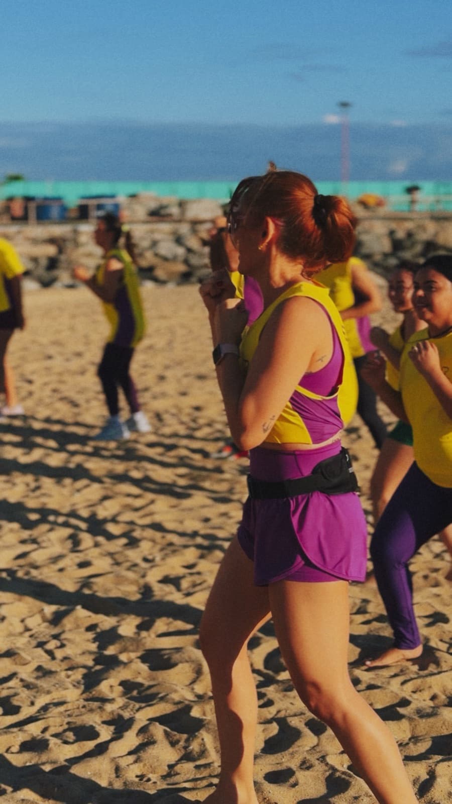Participante em movimento durante o treino coletivo